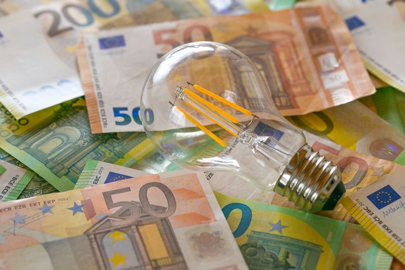 Recibo de luz de la CFE. Fuente: Shutterstock