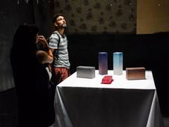 Una muestra para ingresar al universo de brillo y cartón de Marcelo Pombo