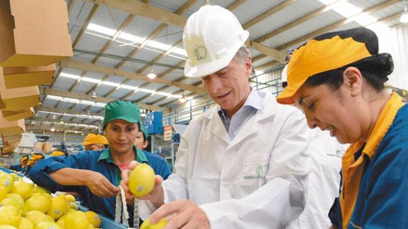 El presidente Mauricio Macri ayer defendió la política tarifaria, en una visita que realizó a Tucumán