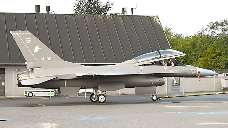 Un F-16 ya pintado con las insignias de la Fuerza Aérea Argentina y con la pintura Have Glass V.