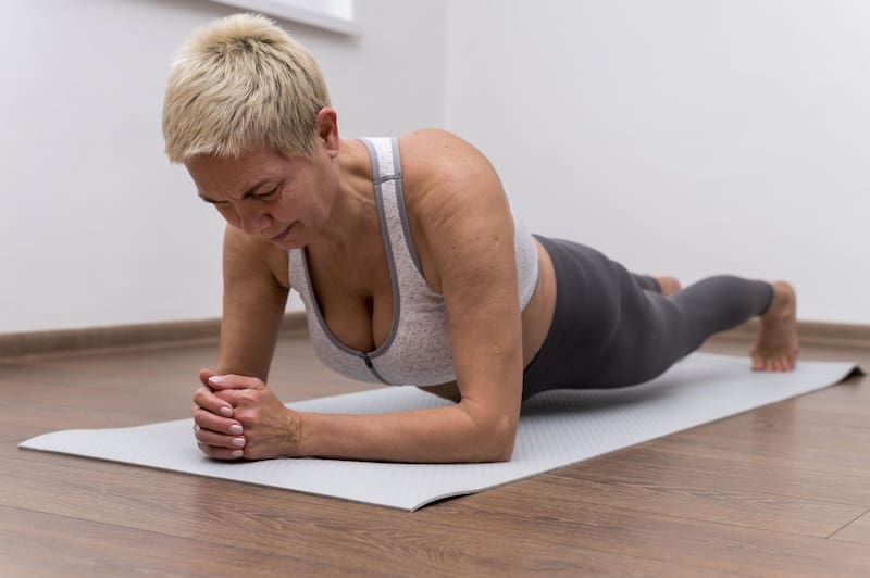 Realizar flexiones de antebrazos con el cuerpo en posición de plancha fortalece los músculos de los brazos y mejora la estabilidad del núcleo. (Foto: Freepik)