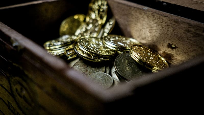 Un tesoro perdido de monedas medievales ofrece una visión única sobre el pasado criminal y las leyendas olvidadas de la región.