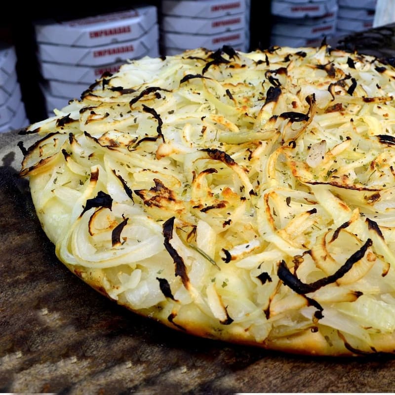 La Fugazzeta rellena de El Imperio es considerada una de las mejores de la ciudad. (Foto: Instagram @pizzelimperio)