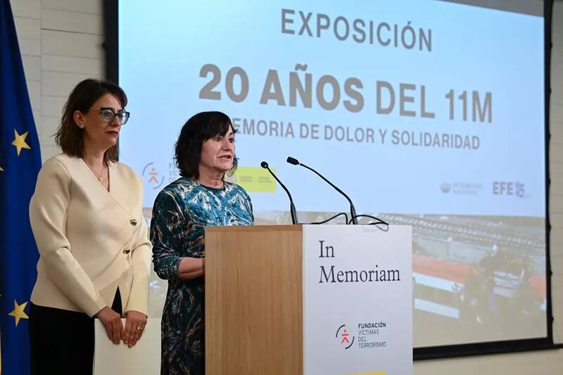 Laura Camacho y Sagrario Ortega, periodistas de EFE que han comisariado la muestra, durante la inauguración. EFE/ Fernando Villar