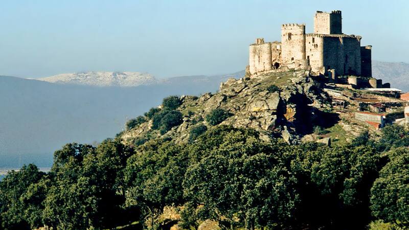 Escapadas: el castillo de este pueblo vigila a todo desde lo más alto.
