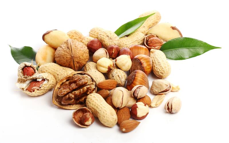 Los frutos secos como las nueces, las almendras y los maníes aportan fibra a una dieta saludable