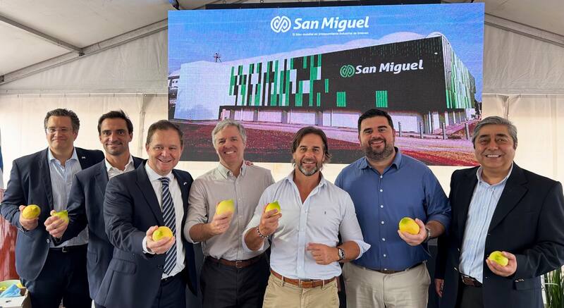 El CEO de San Miguel, Pablo Plá, y el vicepresidente de la empresa, Martín Otero Monsegur (tercero y cuarto desde la izquierda), junto al presidente uruguayo, Luis Lacalle Pou, en la inauguración de la planta de Paysandú, el mes pasado.