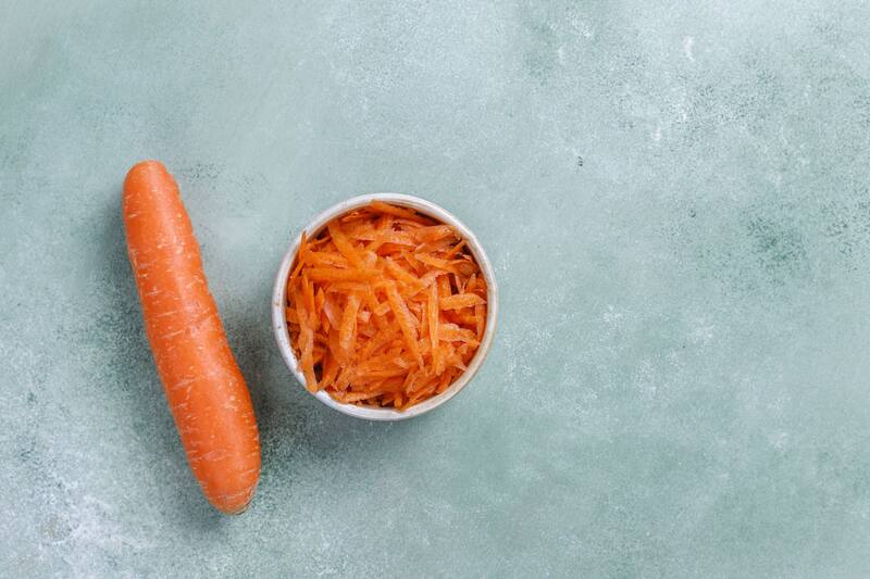 Las zanahorias son ricas en betacaroteno, un nutriente que el cuerpo convierte en vitamina A, fundamental para mantener una visión saludable y prevenir enfermedades oculares. (Foto: Freepik)