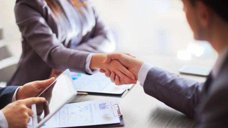 La caída del salario pretendido promedio se observa en sectores como Tecnología & Sistemas, Producción, y Abastecimiento & Logística.