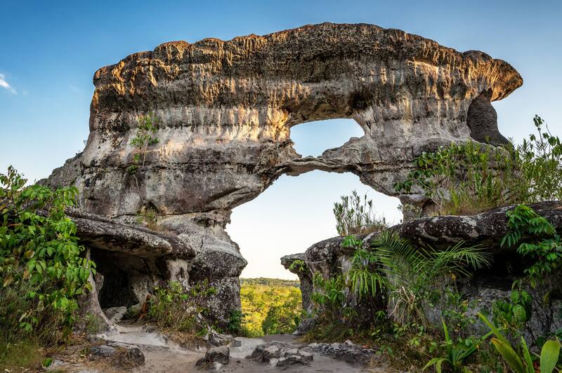 La majestuosa Puerta de Orión, una formación rocosa que atrae a los viajeros en busca de paisajes únicos en San José del Guaviare.