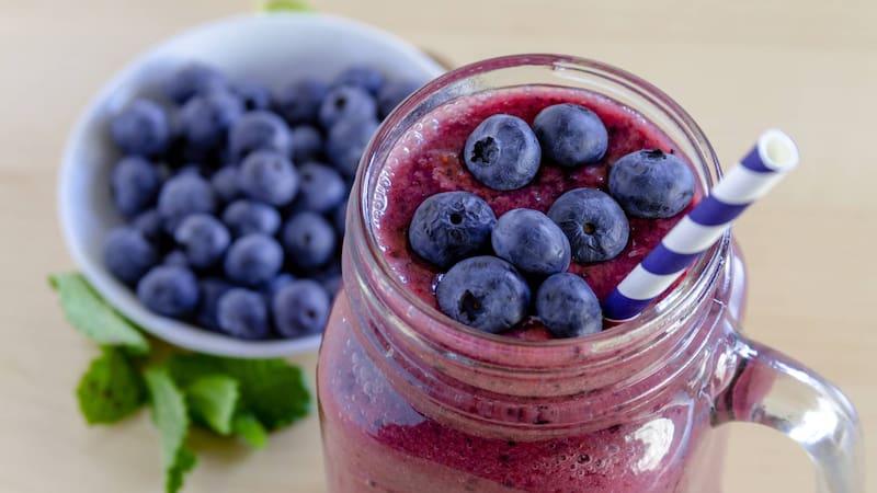 Consumir jugo de arándanos puede mejorar tu salud.