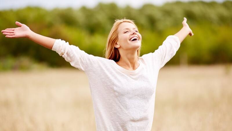 La felicidad no se limita a la ausencia de dificultades, sino que implica un sentido de satisfacción y propósito en la vida.