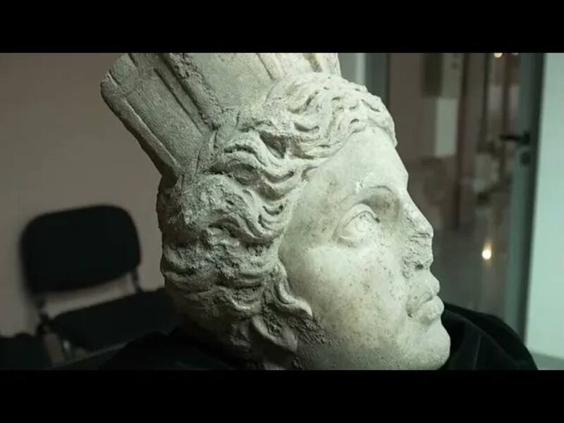 La ubicación del busto, en un espacio cristiano, plantea la posibilidad de que los primeros cristianos adoptaran elementos del paganismo en sus prácticas. (Fuente: X @Sarah404BC)