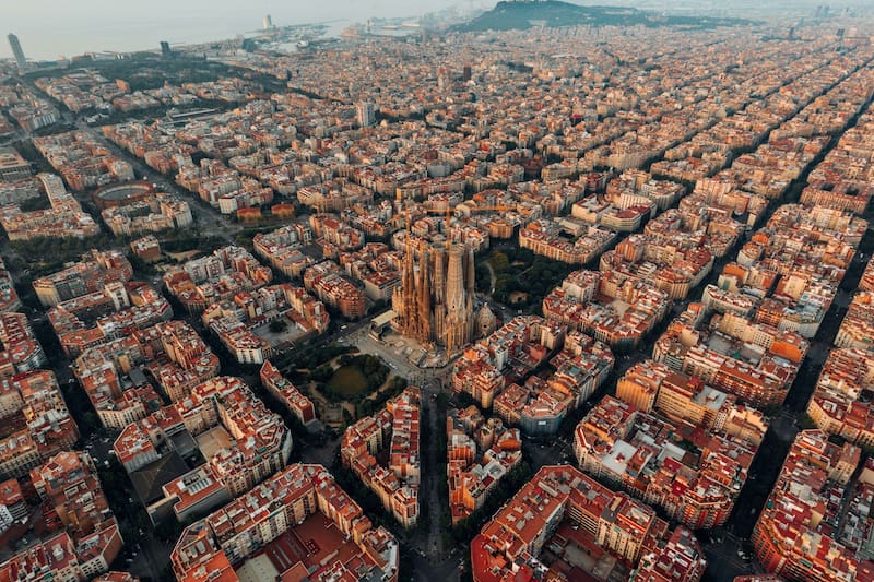 Barcelona se destaca como un destino de ensueño accesible para los argentinos: Cultura, playa y arte sin gastar de más. (Fuente: Unsplash)