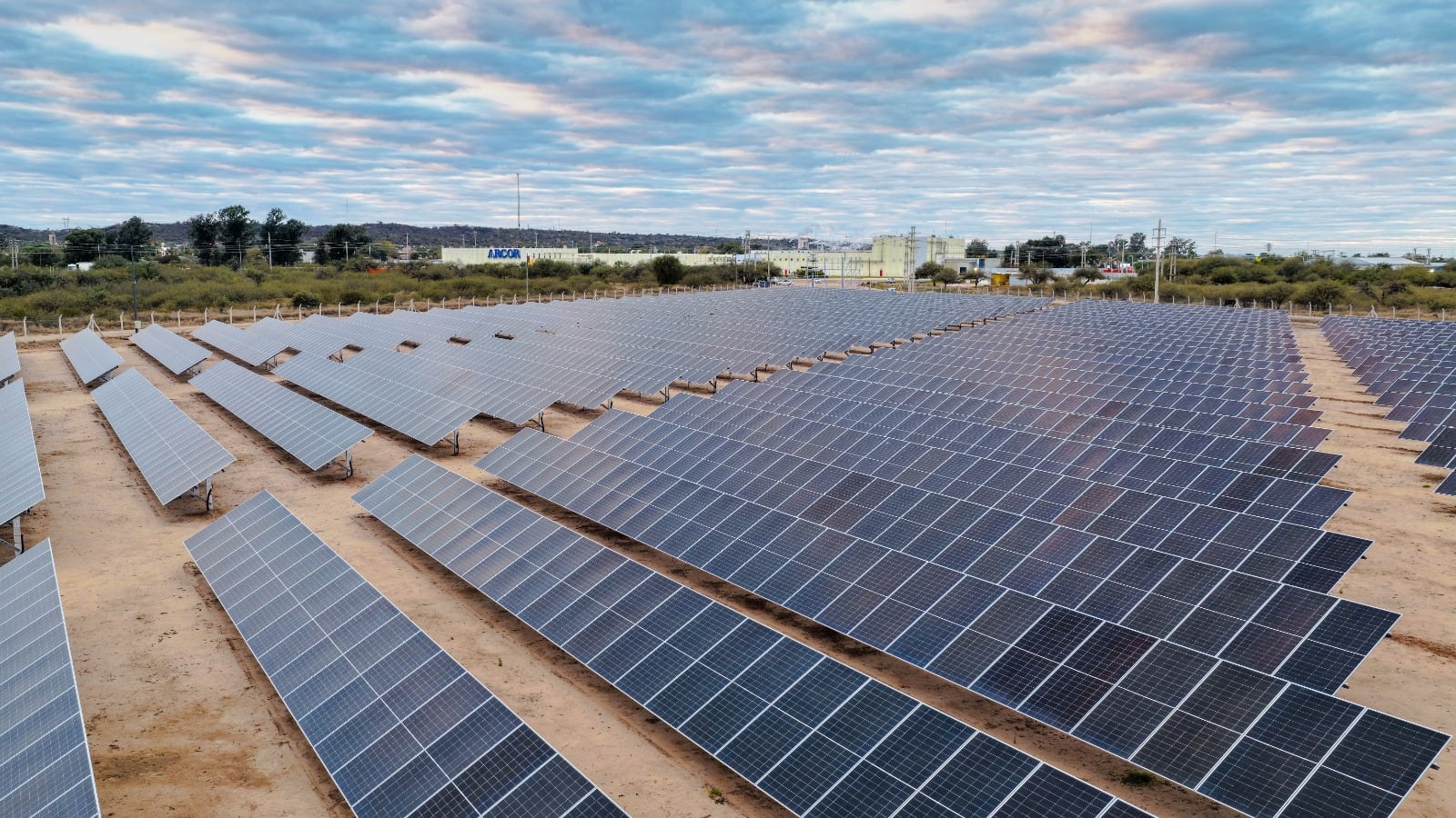 Arcor inauguró su primer parque solar en la planta de sus golosinas estrella y confía en “una Argentina distinta”