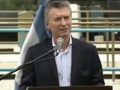 Video: a Macri se le cayó la bandera en la cabeza