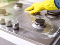 Ni vinagre ni bicarbonato: el método que no falla para limpiar la cocina y eliminar toda la grasa adherida a las hornallas