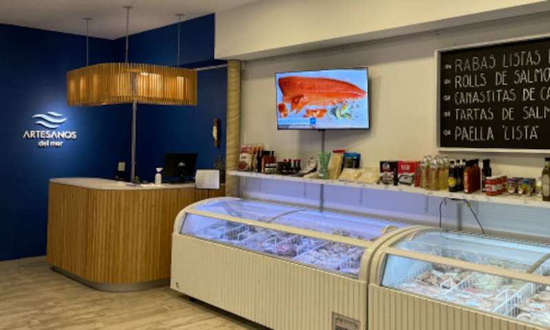 Venden pescado fresco, congelado, rebosados y comidas preparadas.