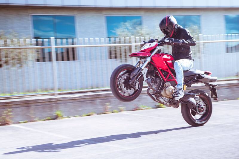 a maniobra del "caballito" está considerada una infracción grave por su peligrosidad, y puede ser sancionada con multa y retirada de puntos. (Fuente: Shutterstock)