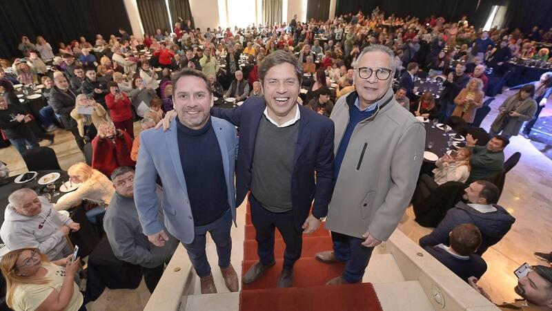 Axel Kicillof en Parque Leloir con el intendente Alberto Descalzo y su hijo y precandidato Pablo Descalzo