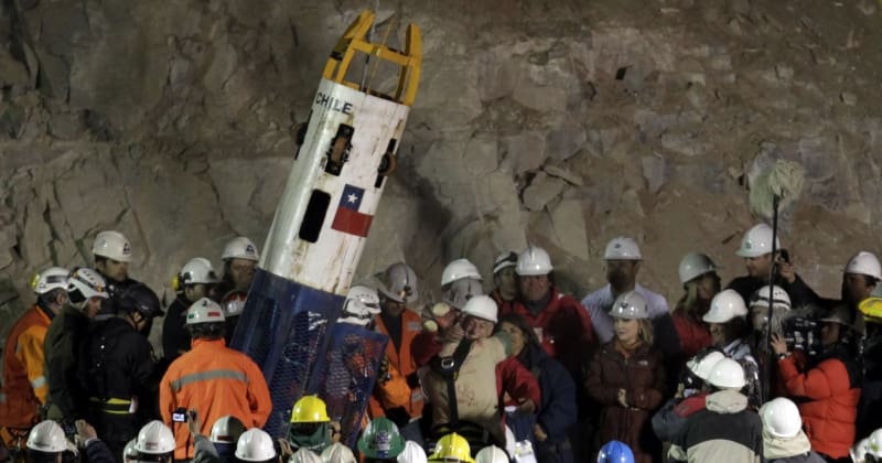Mineros y rescatistas en Chile, buscando a "los 33".