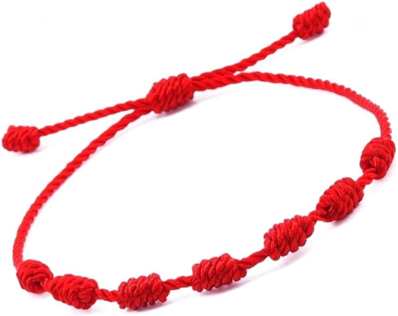 La pulsera roja de 7 nudos repele las malas energías y sirve también de escudo para la envidia. Foto: Amazon