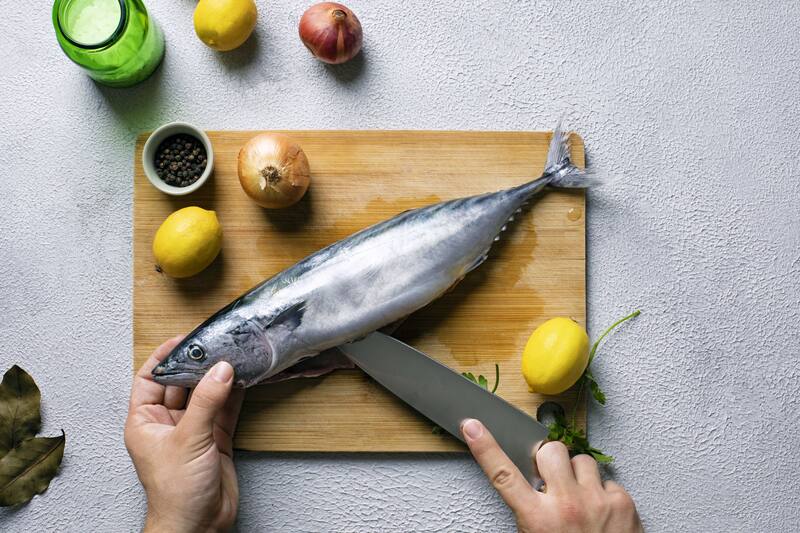 El consumo regular de pescados ricos en hierro y omega-3 puede ayudar a reducir la sequedad y la fragilidad del cabello, manteniéndolo saludable y resistente (Fuente: Freepik)