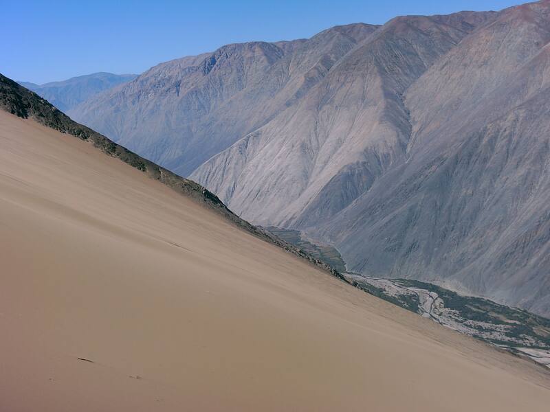 Valle escarpado de Caravelí, una de las zonas desérticas de Perú. Foto: Wikimedia.