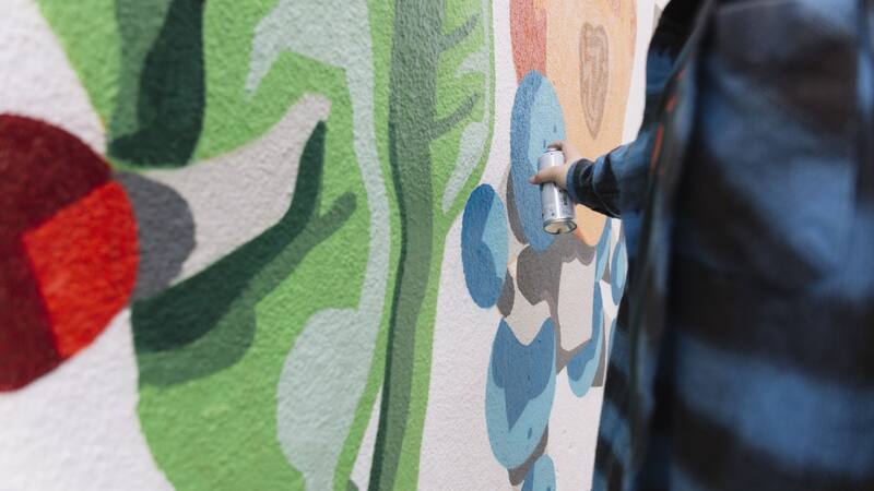 Los colores vibrantes transformaron el espíritu de este barrio.