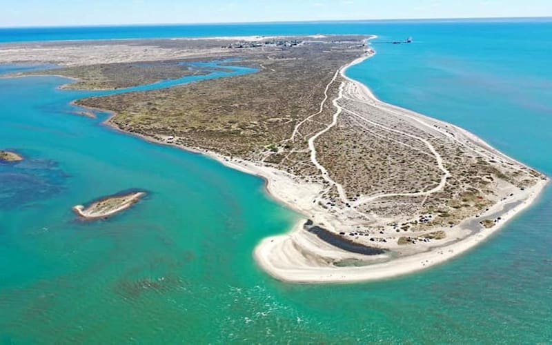 Ubicada a 60 km de Las Grutas, al este de la provincia de Río Negro se encuentra la playa del "Caribe" argentino.
