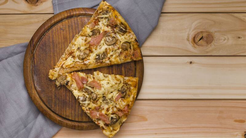 La pizza saludable hecha con zapallito en lugar de masa convencional ofrece una opción baja en carbohidratos y rica en nutrientes. (Foto: Freepik)