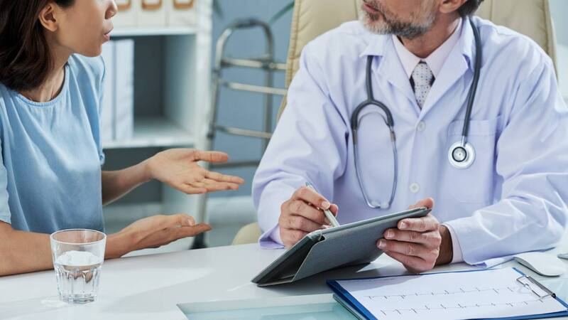 ¿Cuánto gana un médico en España? Estas son las comunidades que más y menos pagan.