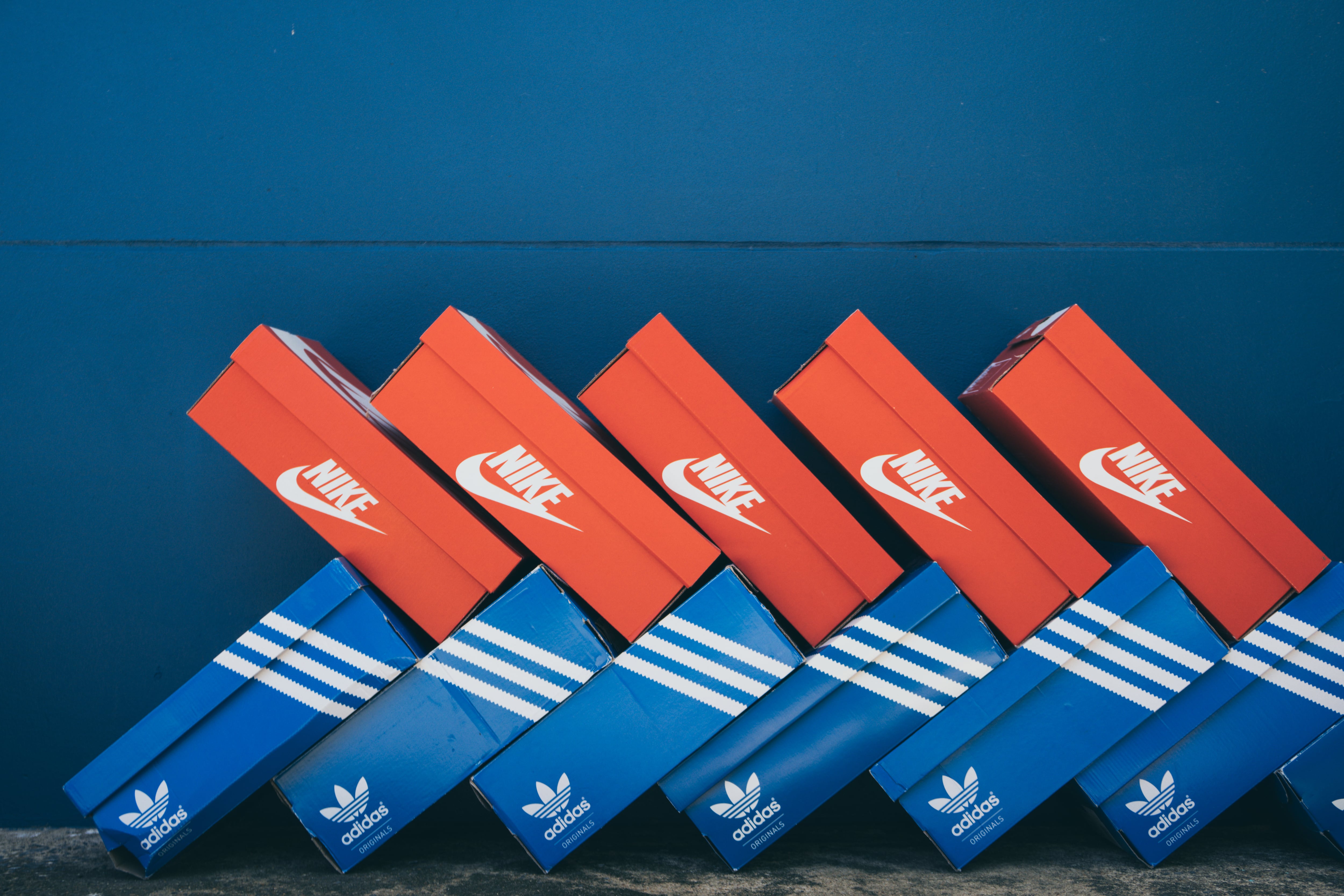 Fábrica textil abandonada con máquinas de coser y cajas de zapatillas apiladas
