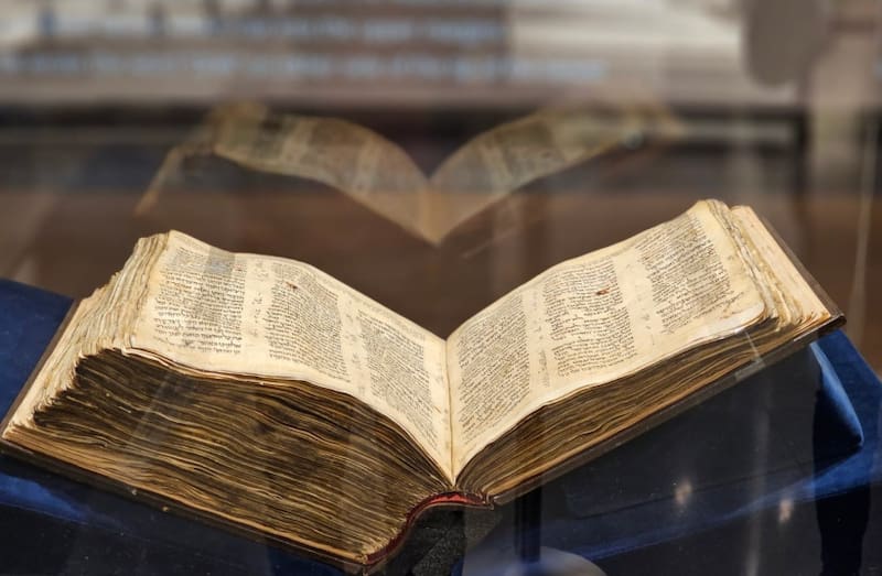 Con 792 folios y datado aproximadamente en el siglo X, este códice representa una pieza fundamental para la comprensión del texto bíblico hebreo. Fuente: ARDEN BAR CHAMA