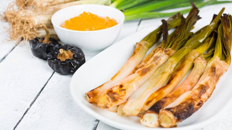 Los calçots al horno son típicos de la cocina catalana.