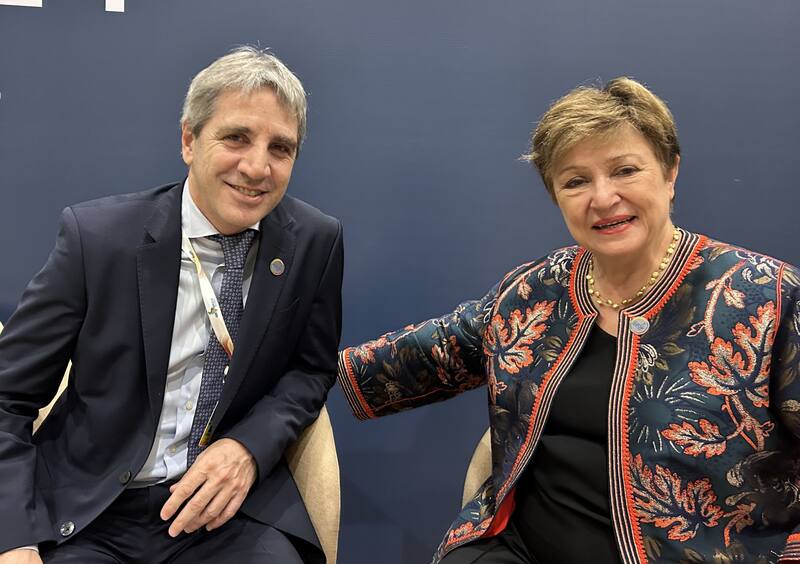 Luis Caputo junto a Kristalina Georgieva. "El acuerdo con el FMI le permitió al Gobierno ganar tiempo".
