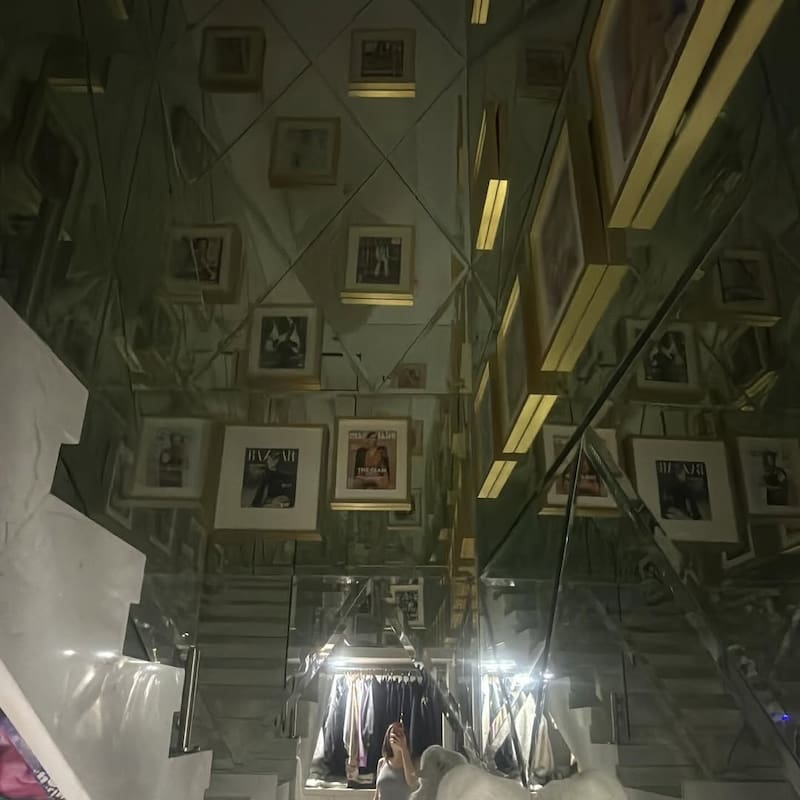 Los alucinantes espejos y cuadros en la casa de Belinda. Foto: @belindapop.