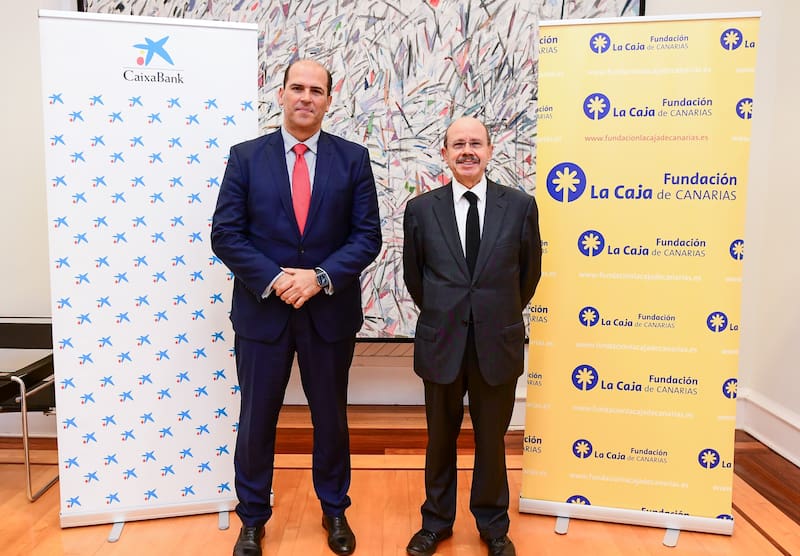 Manuel Afonso, director territorial de CaixaBank en Canarias, y Manuel Sánchez, presidente de Fundación La Caja de Canarias. (Foto: caixabank.com)