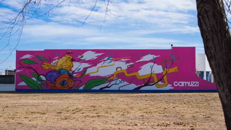 En Santa Rosa, el colorido muro de la Red Natural de Arte se recorta sobre el paisaje pampeano.