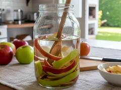 Cáscara de manzana con vinagre: por qué recomiendan hacer esta mezcla y para qué se usa