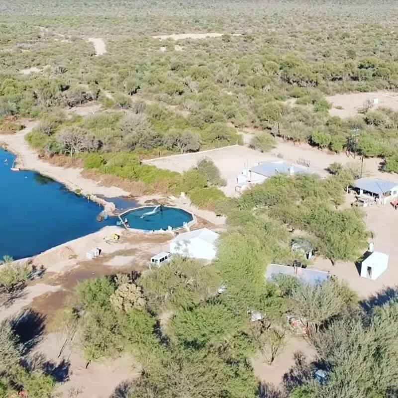 Ubicadas en un entorno árido, las termas de Quicho brindan una experiencia relajante y curativa (Fuente: termas_elquicho / Instagram)