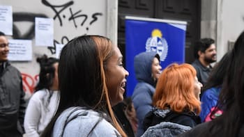 Los migrantes superan a los uruguayos en las tasas de actividad y empleo