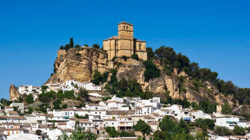 Este pueblo granadino deslumbra con miradores célebres, perfil fortificado y legado nazarí.