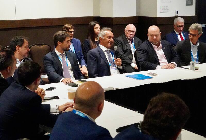Panel central de la reunión con participantes clave de la industria; Daniel Scioli (sec. de Turismo, Ambiente y Deportes), Bud Darr (CEO de CLIA Global) y Marco Ferraz (presidente de CLIA Sudamérica).