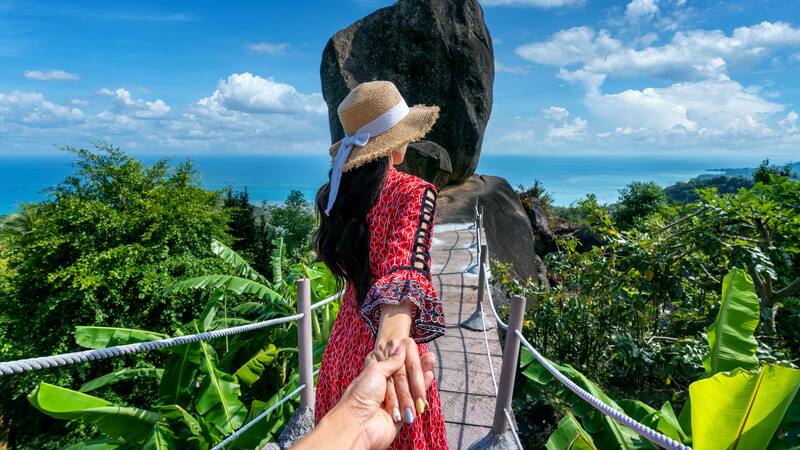 El itinerario cubre los principales puntos turísticos de Bogotá, Medellín y Cartagena, con visitas guiadas en español.