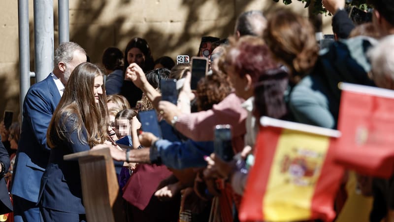 Emoción en la Casa Real: la princesa Leonor y los reyes descubren el pergamino de 600 años que dio inicio a todo.