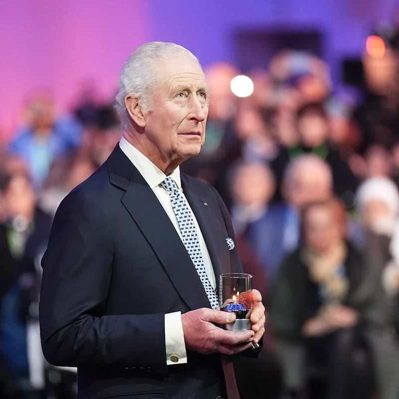 El Rey Carlos III de Inglaterra fue ingresado en un hospital tras experimentar efectos secundarios adversos derivados de su tratamiento contra el cáncer.