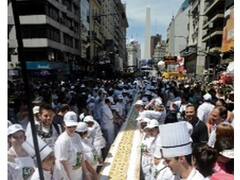 Amasaron la pizza más larga de Buenos Aires: 50 metros