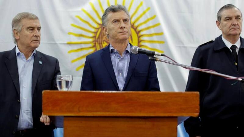 El ex presidente Mauricio Macri junto al exministro de Defensa, Oscar Aguad (a la izquierda) y el por entonces jefe de la Armada, Marcelo Srur (a la derecha).