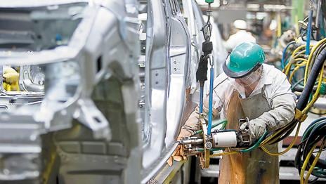 Del convenio Fiat-Smata al banco de horas de Mirgor: la industria que ensaya primero las nuevas formas de trabajo